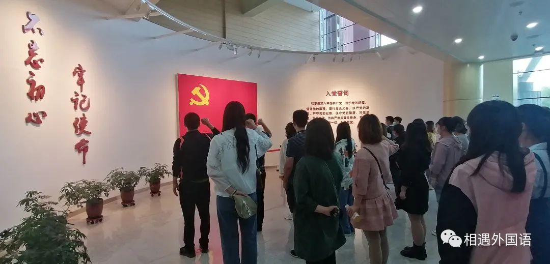 一群人站在室内描述已自动生成